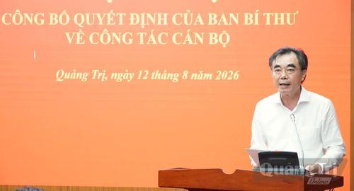 Đồng chí Nguyễn Lương Bình, Trưởng ban Tổ chức Tỉnh ủy công bố quyết định của Ban Bí thư về công tác cán bộ - Ảnh: Q.V