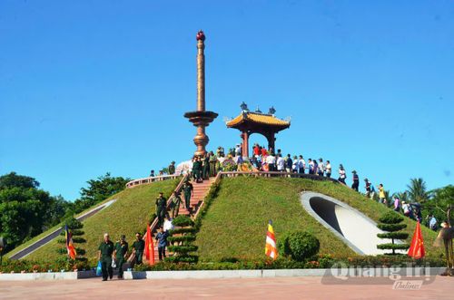 Đài tưởng niệm trong khuôn viên Di tích quốc gia đặc biệt Thành Cổ Quảng Trị - Ảnh: P.X.D
