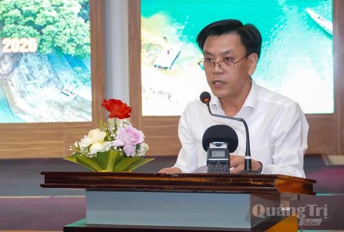 Đại diện lãnh đạo Sở Văn hóa, Thể thao và Du lịch công bố quyết định của UBND tỉnh công nhận Khu du lịch Phong Nha-Kẻ Bàng là Khu du lịch cấp tỉnh - Ảnh: N.H