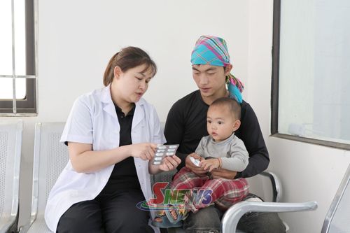 Nhân viên Trạm Y tế xã Tà Xùa hướng dẫn người dân cách dùng thuốc điều trị bệnh cho trẻ.