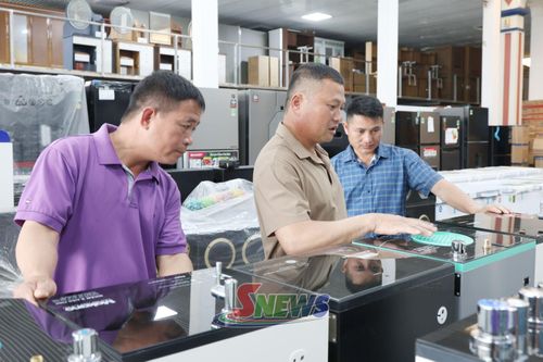 Người dân mua sắm đồ điện tử trên địa bàn xã Chiềng Mung.