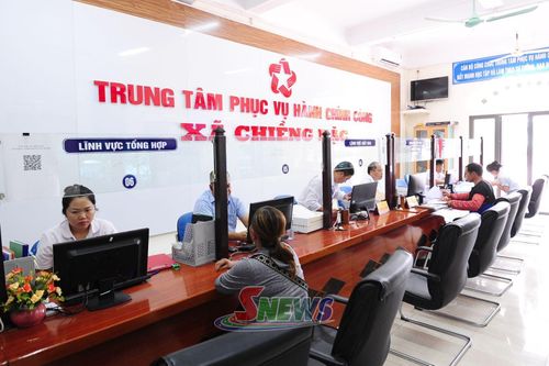 Giải quyết thủ tục hành chính cho nhân dân tại Trung tâm Phục vụ hành chính công xã Chiềng Hặc.