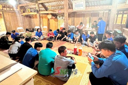 ĐVTN xã Chiềng Hặc hướng dẫn nhân dân bản Cang sử dụng điện thoại thông minh thực hiện các thủ tục hành chính trực tuyến.