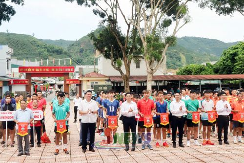 Ban tổ chức trao cờ lưu niệm cho các đoàn vận động viên.