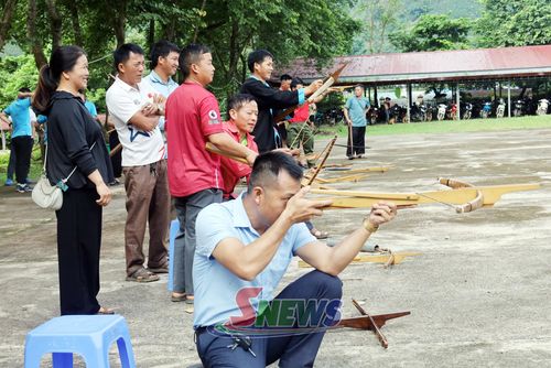 Kiểm tra công tác chuẩn bị ở phần thi bắn nỏ.