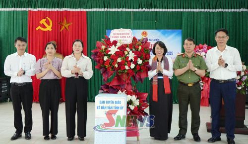 Đồng chí Trưởng ban Tuyên giáo và Dân vận Tỉnh ủy tặng hoa và quà chúc mừng xã Tà Hộc.