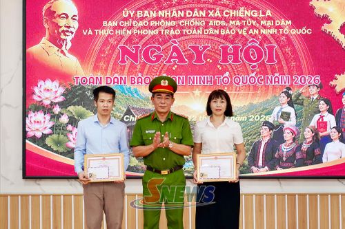 Các tập thể, cá nhân nhận giấy khen của Giám đốc Công an tỉnh.
