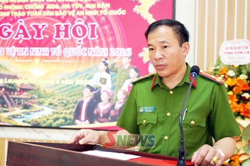 Lãnh đạo Công an xã Chiềng La phát biểu ôn lại truyền thống của lực lượng Công an nhân dân.