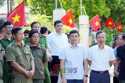 Đồng chí Đào Tài Tuệ cùng nhân dân tham gia theo dõi hoạt động thể thao tại ngày hội.