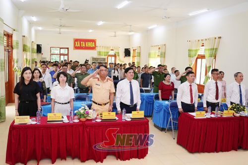 Các đại biểu thực hiện nghi lễ chào cờ.