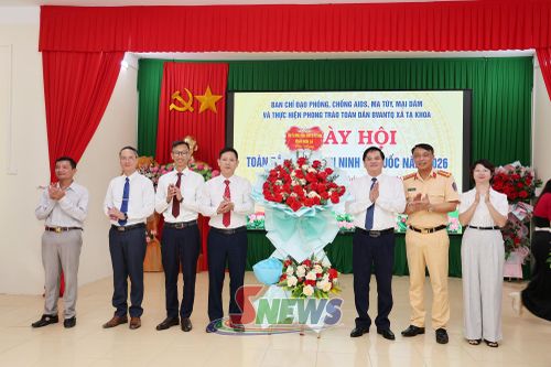 Đồng chí Nguyễn Mạnh Hùng tặng hoa và quà chúc mừng xã Tạ Khoa.