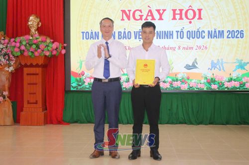 Lãnh đạo xã Tạ Khoa trao quyết định thành lập mô hình “Nhân dân bản Phúc đoàn kết tự phòng, tự quản về an ninh trật tự”.