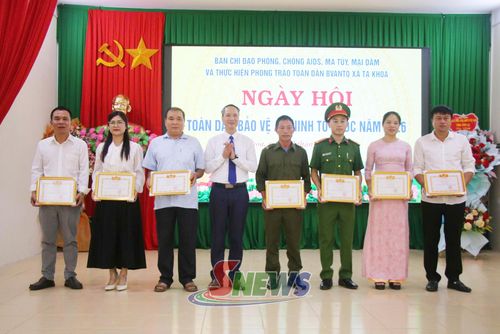 Các tập thể, cá nhân nhận giấy khen của Chủ tịch UBND xã Tạ Khoa.