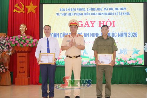 Các tập thể, cá nhân nhận giấy khen của Giám đốc Công an tỉnh.
