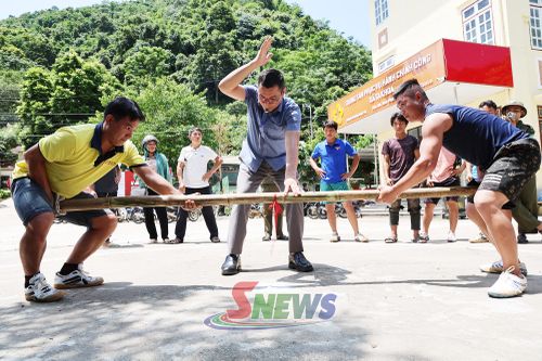 Các đội thi đẩy gậy tại ngày hội.