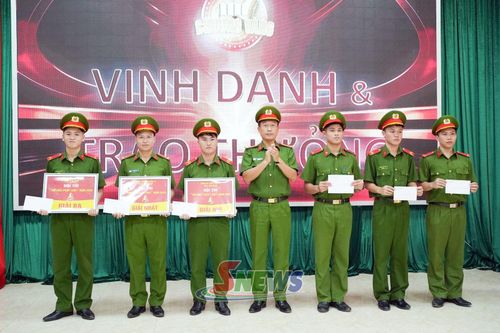 Ban Tổ chức trao giải cho các thí sinh 