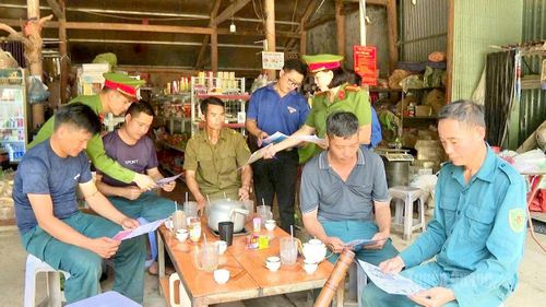 Công an xã Đồng Tâm tuyên truyền, nâng cao nhận thức pháp luật về bảo đảm an ninh mạng cho người dân.