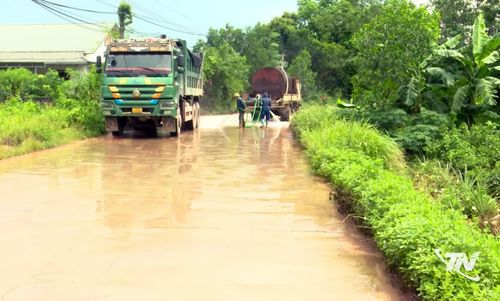 Hoạt động tưới nước rửa đường tại một mỏ khai thác khoáng sản trên địa bàn phường Phúc Thuận.