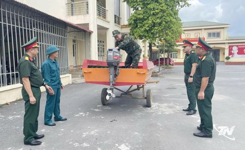 Cán bộ Ban CHQS phường Linh Sơn kiểm tra phương tiện chuẩn bị phương án phòng, chống thiên tai.