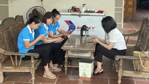 Thành viên Tổ công nghệ số xóm Tân Sơn (xã Văn Lăng) đến tận nhà hướng dẫn chị em phụ nữ thực hiện các thao tác dịch vụ công trực tuyến.