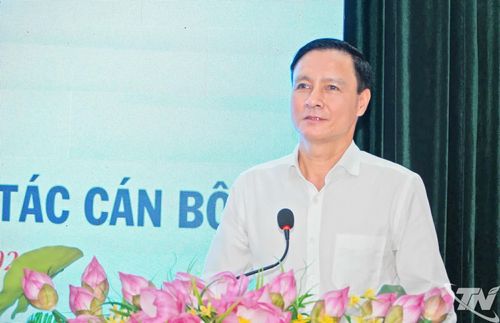 Đồng chí Vũ Duy Hoàng, Phó Chủ tịch Thường trực Ủy ban MTTQ tỉnh phát biểu giao nhiệm vụ.