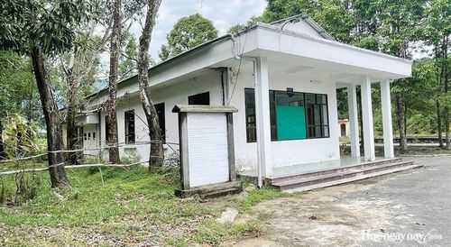 Nhà điều hành tại Dự án lò đốt rác Lộc Thủy (xã Chân Mây - Lăng Cô, TP. Huế) ngưng hoạt động nhiều năm.