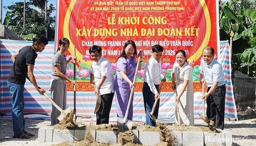 Lãnh đạo Ủy ban MTTQ Việt Nam thành phố và phường Phong Thái thực hiện nghi thức khởi công, xây dựng ngôi nhà mới.