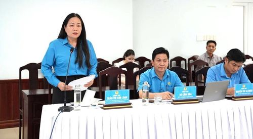 Đồng chí Trần Thị Kim Loan, Chủ tịch LĐLĐ thành phố, trao đổi về kết quả hoạt động công đoàn và những nhiệm vụ trọng tâm trong thời gian tới. 