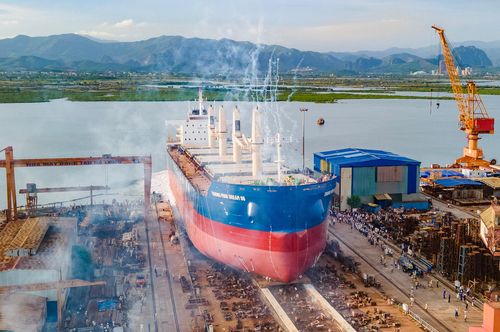 Công ty TNHH MTV Đóng tàu Hạ Long (thành viên Tổng công ty Công nghiệp tàu thủy - SBIC) hạ thủy tàu chở hàng rời hiện đại 45.000 tấn mang tên Trường Minh Dream 06 ngày 18/6/2026. Ảnh: Tạ Hải.