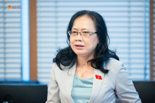 Phó Bí thư Thường trực Đảng ủy Văn phòng Quốc hội, Phó Chủ nhiệm Văn phòng Quốc hội Nguyễn Thị Thúy Ngần phát biểu