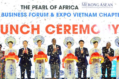 Nghi thức cắt băng lễ khai mạc Diễn đàn Doanh nghiệp Việt Nam - Uganda. Ảnh: Lê Hồng Nhung - Mekong ASEAN