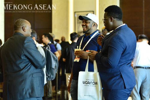 Các doanh nghiệp trao đổi bên lề Diễn đàn. Ảnh: Lê Hồng Nhung - Mekong ASEAN