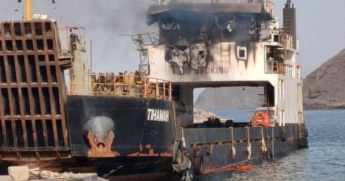 Tàu chở hàng bị tấn công tại eo biển Bab el-Mandeb. Ảnh Reuters.