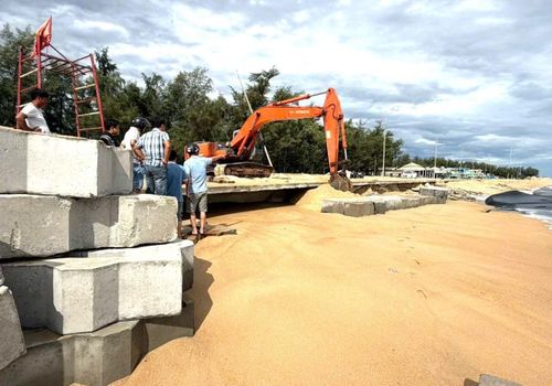 Các đơn vị huy động nhân lực, máy móc để gia cố tuyến đường.