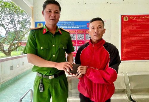 Công an xã Vĩnh Sơn nhanh chóng xác minh, trao trả tài sản người dân nhặt được cho chủ sở hữu.