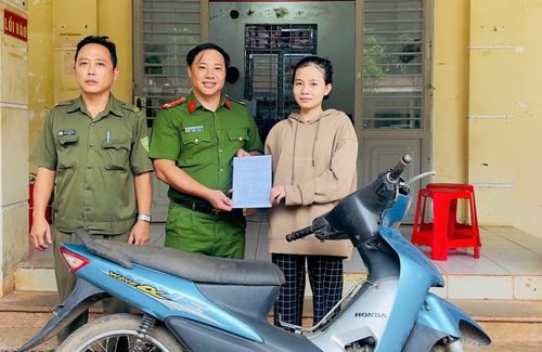 Chị Nguyễn Thị Thu Hà vui mừng nhận lại tài sản và gửi thư cảm ơn Công an xã Xuân Quế.