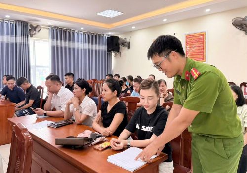 Công an phường Bắc Giang tuyên truyền pháp luật đối với các cơ sở kinh doanh trên địa bàn.