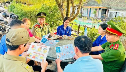Công an xã Thăng An đẩy mạnh tuyên truyền pháp luật tại khu dân cư.