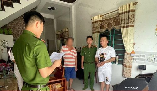 Công an xã Thăng An thi hành Lệnh bắt bị can để tạm giam đối với Phan Đỗ Thành Đạt (SN 2005, trú xã Thăng An) về hành vi “Sử dụng trái phép chất ma túy”.