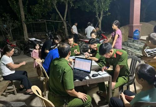 Tại nhiều địa phương ở tỉnh Quảng Trị, lực lượng Công an không kể ngày nghỉ hay đêm khuya phục vụ nhân dân trong việc chuyển đổi số.