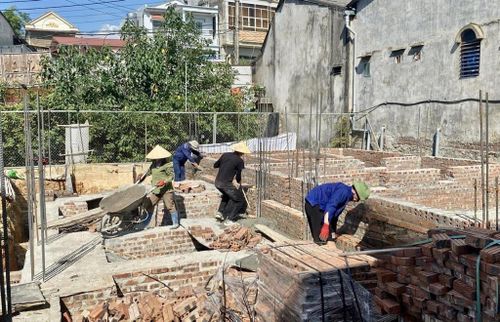 Các đơn vị sử dụng lao động cần quan tâm, giúp đỡ người lao động có cơ hội học tập, thích ứng và không bị bỏ lại khi nghề nghiệp thay đổi.
