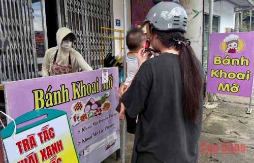 Bánh khoai mỡ được chế biến và bán trực tiếp tại quầy, thu hút thực khách vào mỗi buổi chiều.