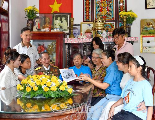 Mỗi dịp sum họp, gia đình 2 lão thành cách mạng Trần Trung Kiên và Trần Kim Thuận đong đầy cảm xúc với những câu chuyện ký ức của lớp người đi trước, cùng khát vọng của thế hệ hôm nay.