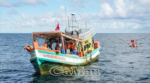 Cán bộ, chiến sĩ CSB tiếp cận tàu cá hoạt động gần đảo Hòn Chuối để kiểm tra việc chấp hành các quy định về chống khai thác IUU.