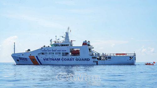 Tàu CSB Việt Nam 8005 thực hiện nhiệm vụ trên vùng biển Tây Nam thuộc hải phận tỉnh Cà Mau.