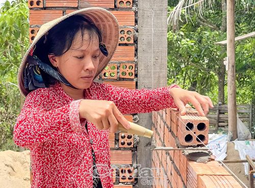 Từng viên gạch, từng mạch hồ góp thành mái ấm mới; với chị Nguyễn Bé Liên, đó cũng là những viên gạch đầu tiên dựng nên niềm tin vào ngày mai.