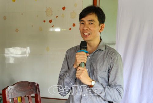 Thạc sĩ Võ Hoàng Duy, Trường Chính sách công và Phát triển nông thôn, truyền đạt kiến thức tại lớp tập huấn cho nông dân xã Khánh Lâm.