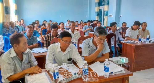 Hơn 50 nông dân Xã Trần Văn Thời tham gia lớp tập huấn.
