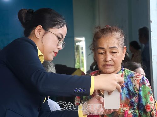 Tiến trình xây dựng mô hình “Ấp số kiểu mẫu” tại xã Gành Hào có sự đồng hành của các doanh nghiệp viễn thông và tài chính - ngân hàng. (Trong ảnh: Nhân viên Ngân hàng Nam Á hỗ trợ người dân mở tài khoản miễn phí).