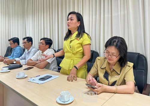 Đồng chí Phạm Thị Hà Linh, Phó Trưởng phòng Nội dung số Báo và PTTH thành phố Cần Thơ, chia sẻ giải pháp tổ chức sản xuất, phân phối nội dung báo chí trên các nền tảng số.